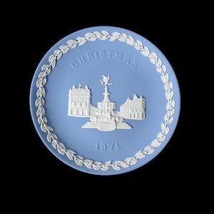 WEDGWOOD Jasperware Hand Crafted Pale Blue Plate , Christmas 1971 Piccadilly Circus