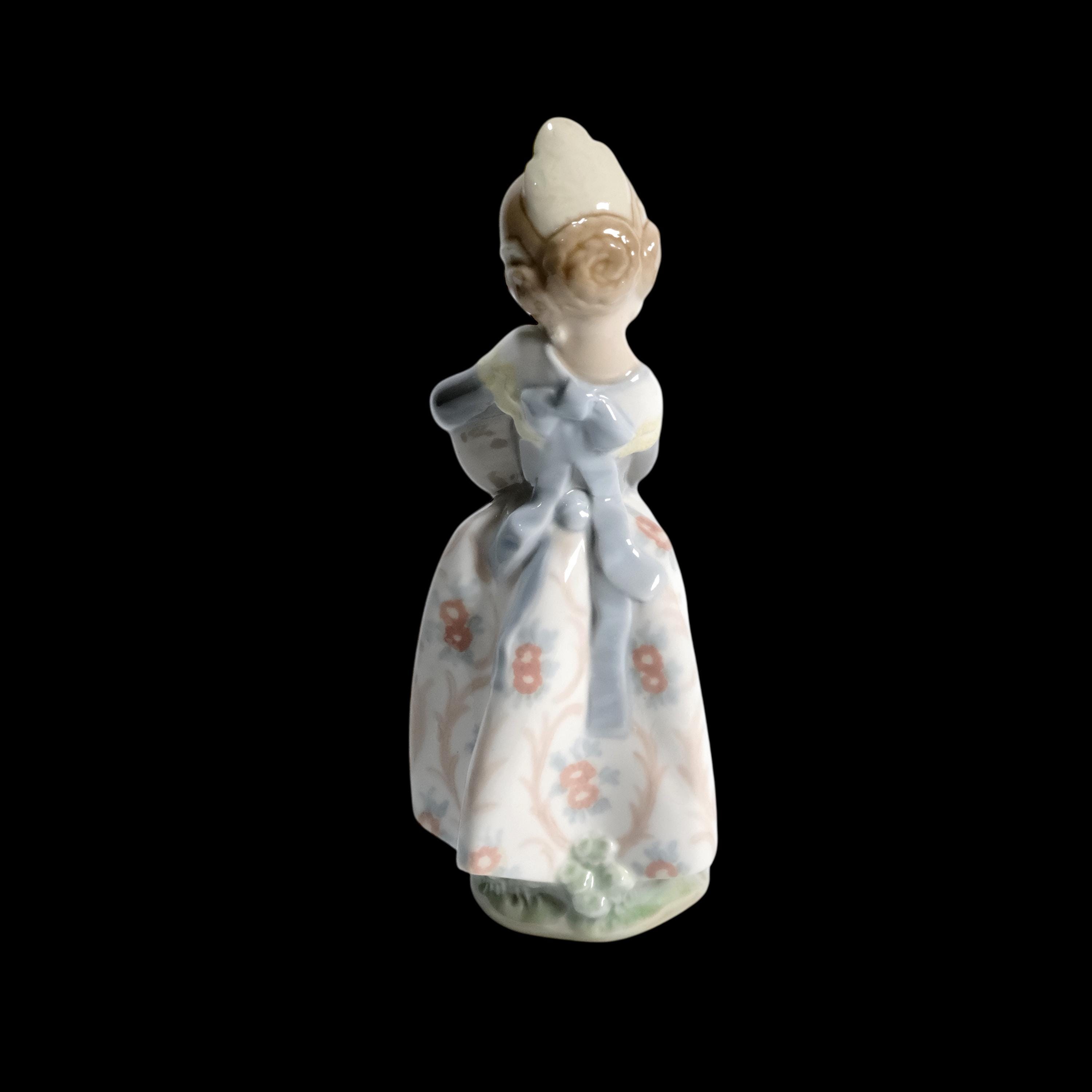 Lladro Porcelain Figurine of Valencia Girl With Oranges Nr. 4841