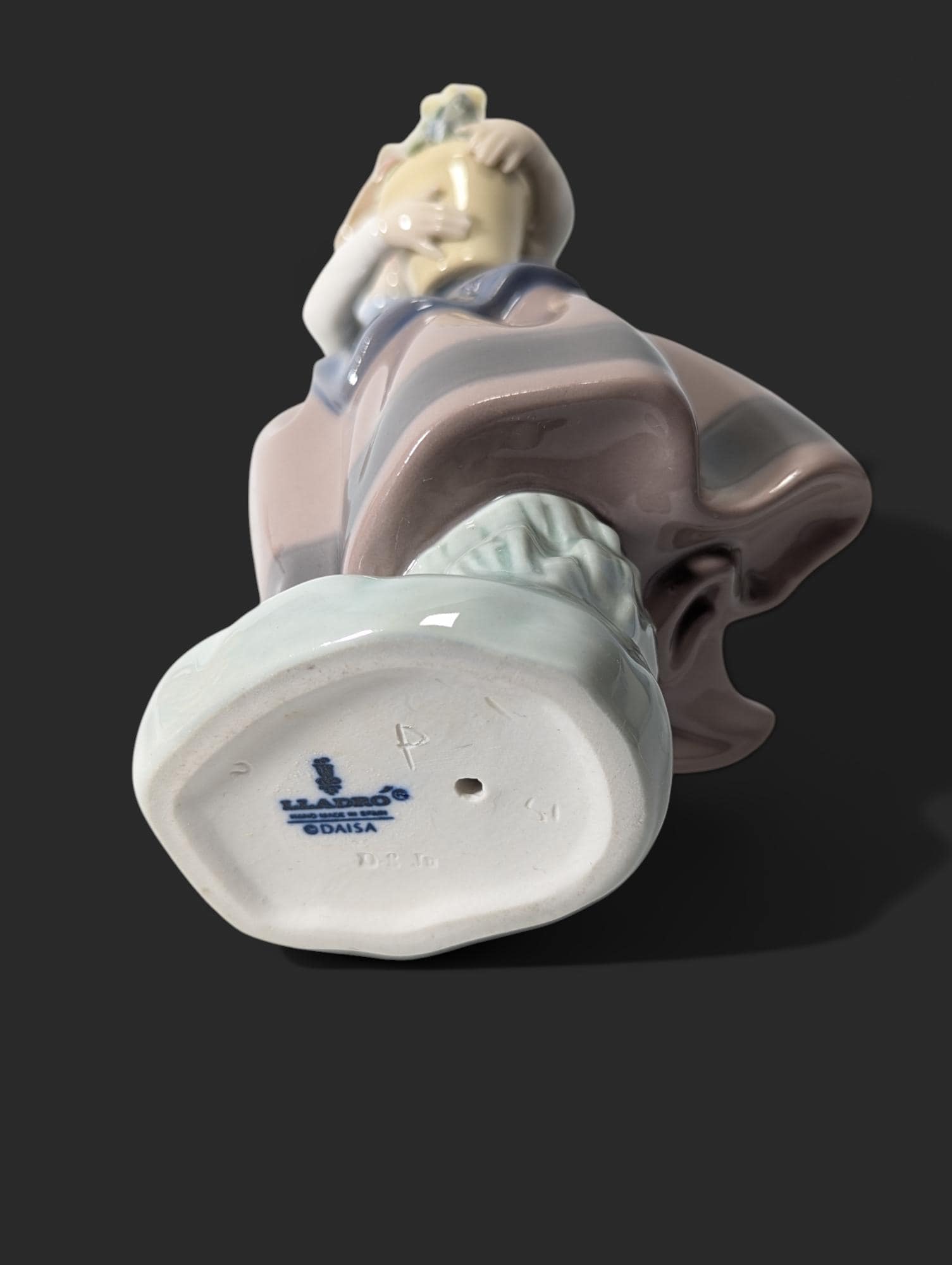 LLADRO Porcelain Figurine of a Girl With Basket of Flowers 'spring