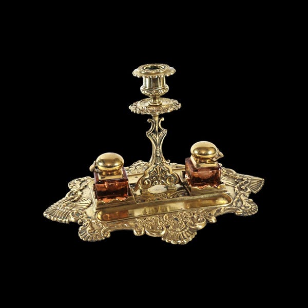 Antyczny mosiężny świecznik z kałamarzami