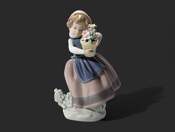 LLADRO Porcelain Figurine of a Girl With Basket of Flowers 'spring