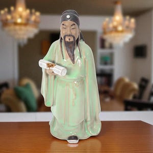 Statuetta d&#39;epoca in argilla modellata a mano in stile orientale Shiwan, raffigurante un uomo saggio che tiene in mano una pergamena.