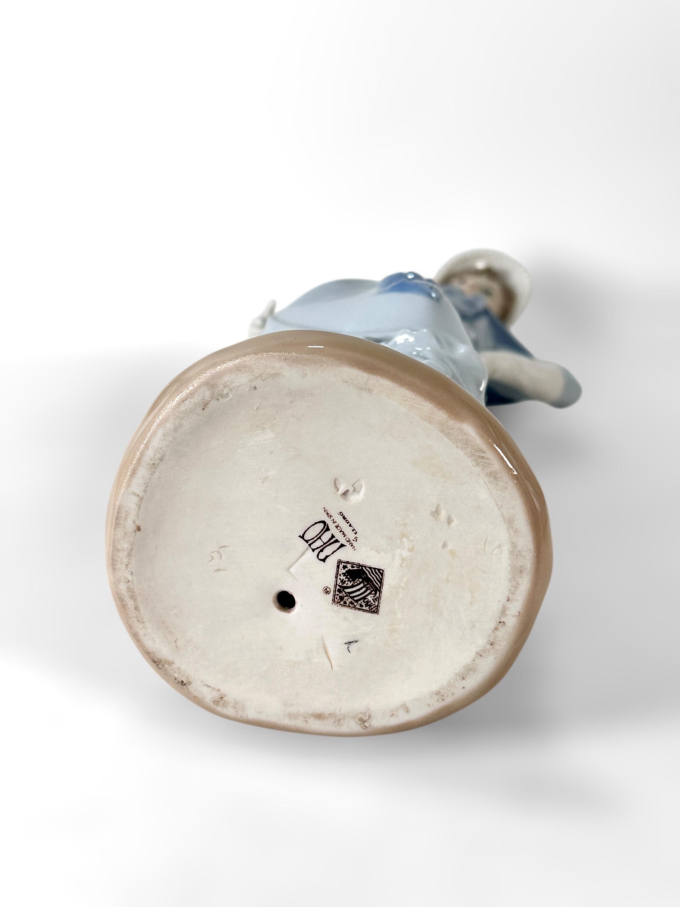 その他 NAO HANDCRAFTED PORCELAIN Made in SPAIN NAO by LLADRO Porcelain Figurine of Lady in Blue Dress and Bonnet