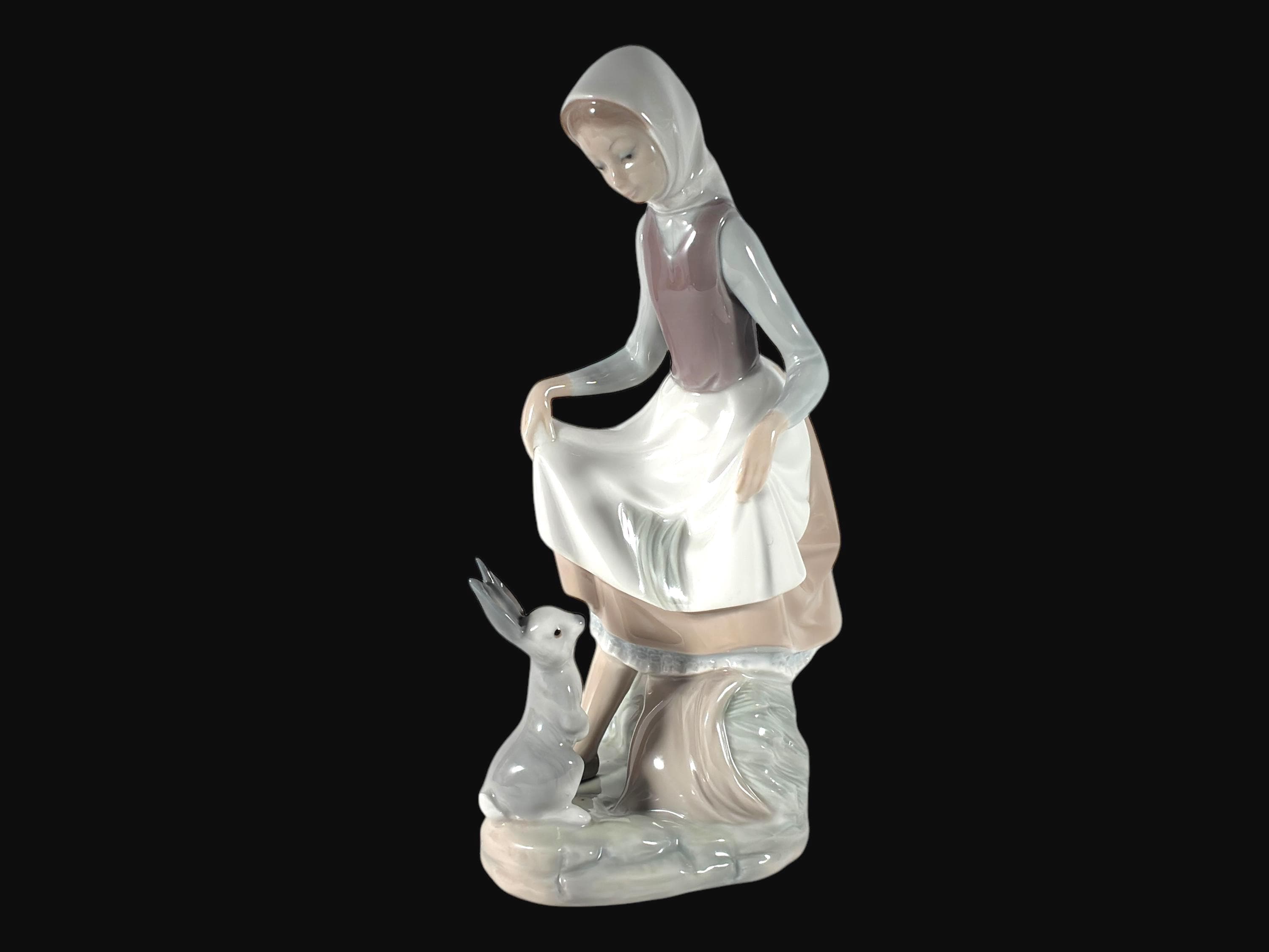 Retired  Lladro Porcelain Figurine Girl with Rabbit ' Rabbit's Food  '   '79-'93 , 4826
