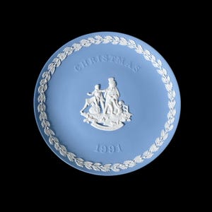 WEDGWOOD Jasperware Hand Crafted Pale Blue Plate , Christmas 1991