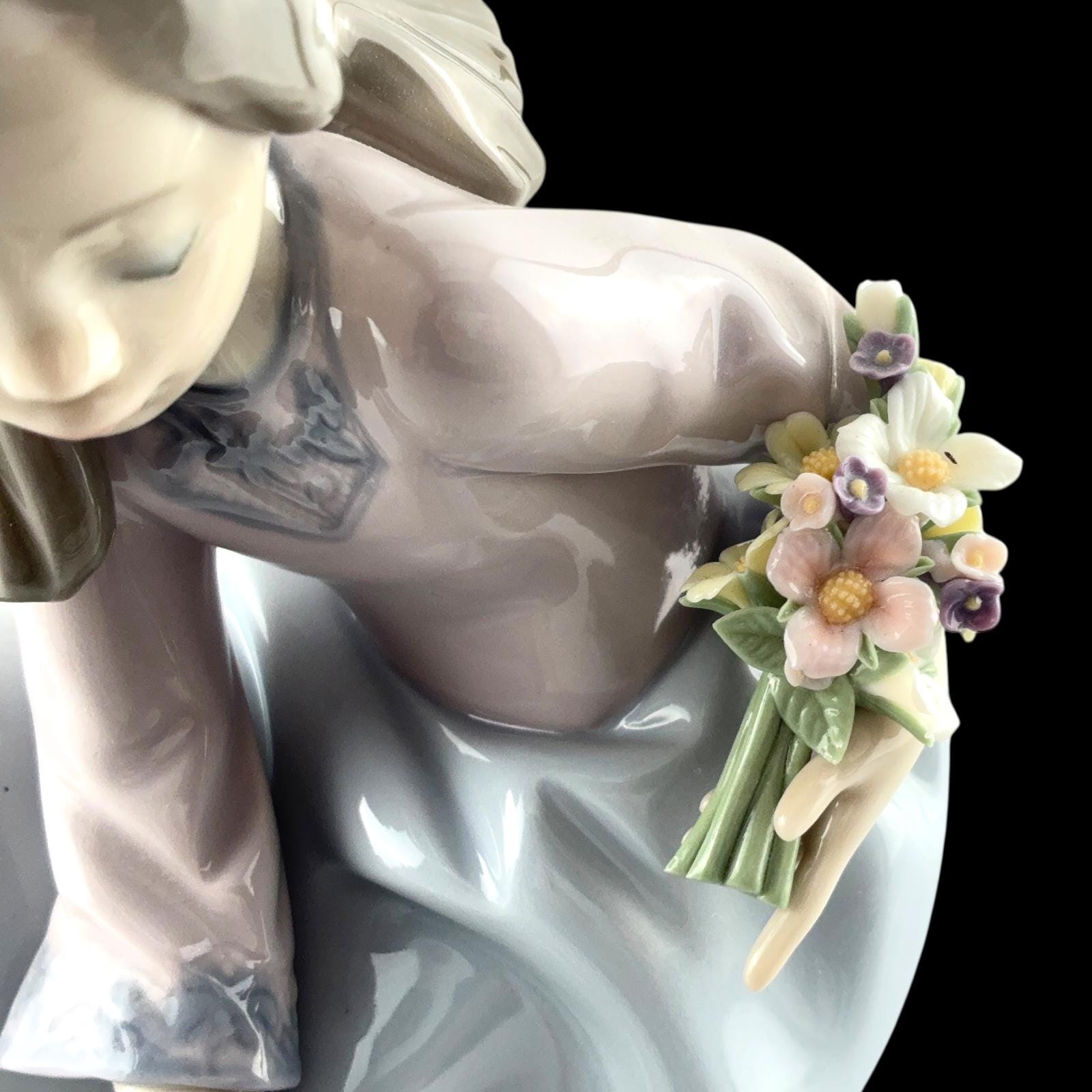 Lladro Porcelain Figurine of Girl With Flowers ' Bouquet of