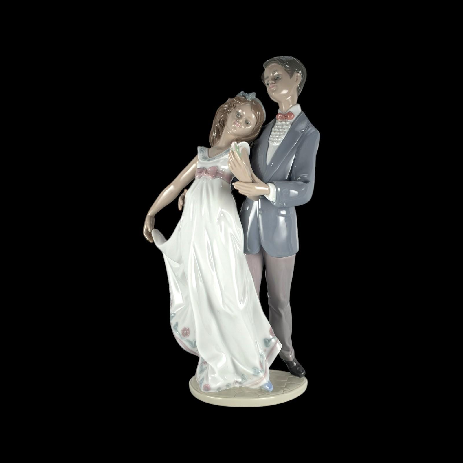 Lladro Porcelain Figurine of Couple ' Now and Forever ' # 7642