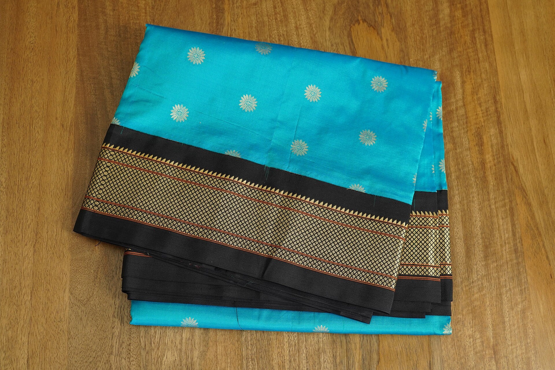 Discover 186+ black saree with blue border latest