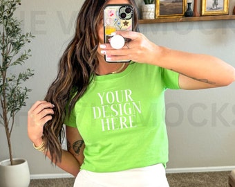 Gildan 5000B Lime Mockup Cropped Gildan Lime Green T-Shirt Mockup Model Mockup Trendy Youth Mockup Gildan Baby Tee Ästhetisches Crop Top Grün