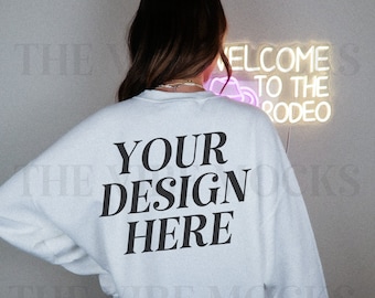 Gildan 18000 Felpa con retro bianco Mockup oversize Gildan Girocollo bianco Mockup Modello Mockup Trendy Mock Stile di vita Estetico Mock Oversize