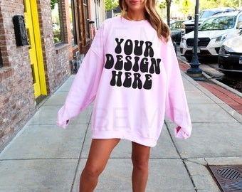 Gildan 18000 Lichtroze Sweatshirt Mockup Oversized Lichtroze Crewneck Mockup Gildan Roze Sweatshirt Trendy Mock Outdoors Esthetisch