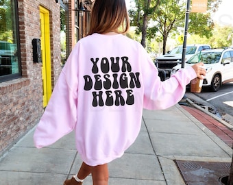 Gildan 18000 Lichtroze Sweatshirt Mockup Oversized Lichtroze Crewneck Mockup Gildan Roze Sweatshirt Trendy Mock Outdoors Esthetisch