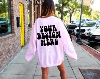 Gildan 18000 Lichtroze Sweatshirt Mockup Oversized Lichtroze Crewneck Mockup Gildan Roze Sweatshirt Trendy Mock Outdoors Esthetisch