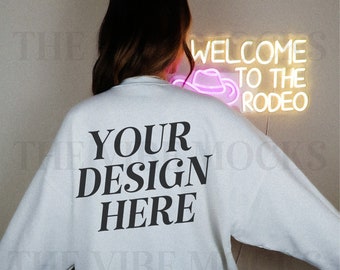 Gildan 18000 Felpa con retro bianco Mockup oversize Gildan Girocollo bianco Mockup Modello Mockup Trendy Mock Stile di vita Estetico Mock Oversize