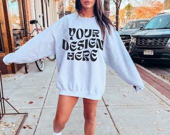 Gildan 18000 Ash Grey Mockup Oversized Grijs Sweatshirt Mockup Model Mockup Trendy Mock Ash Gray Crewneck Esthetische Mockup Outdoor Mockup