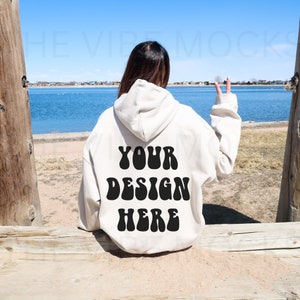 Gildan 18500 Sand Back Mockup Oversized Sand Hoodie Mockup Modelo Mockup Trendy Mock Beach Mockup Estética Mockup Outdoor Mockup