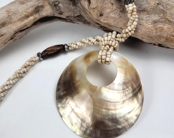 Collar grande de concha de abulón en cordón de seda, estilo bohemio playero.