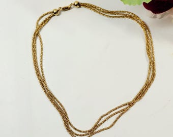 Collar vintage de los años 60 con cadena de trigo retorcida de triple hebra en tono dorado, estilo MCM.