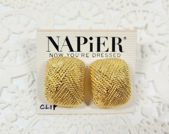Pendientes Napier cuadrados gruesos estilo vintage de los 90, tono dorado, con cierre de bisagra. Nuevos en su empaque original.