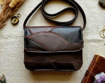 Bolso bandolera de cuero patchwork vintage de los años 70 y 80 / Mini bolso bohemio oscuro y terroso / Estilo Whimsigoth multicolor marrón y negro minimalista para festivales