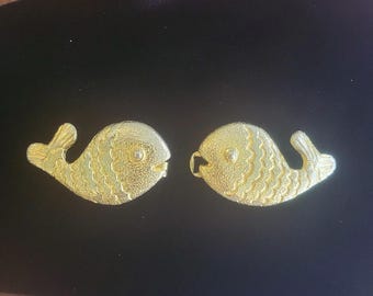 Hebilla de cinturón vintage de 1973 de Mimi Di N con diseño de peces besándose en tono dorado (2 piezas)