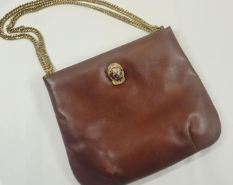 Bolso vintage Ruth Saltz de piel marrón con correa de cadena dorada y cabeza de tigre.