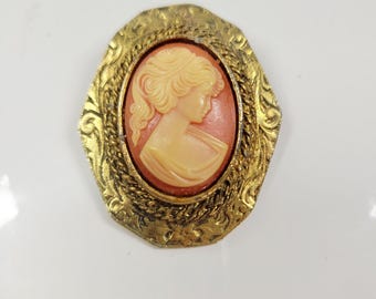 Broche colgante de camafeo vintage firmado PERI, de forma abovedada y tallada.