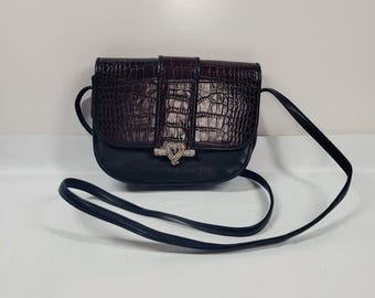 Bolso bandolera BRIGHTON One World de piel negra/marrón con relieve de cocodrilo y solapa magnética.