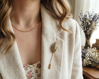 Vintage 1970er Jahre Avon Kensington Stick Pin Anstecknadel, goldfarben, Victorian Revival Cottagecore, zierliche Hutnadel, Anstecknadel, Anstecknadel