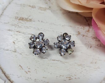 Pendientes de los años 40 con roseta, diseño de nomeolvides, cierre de pala, diamantes de imitación talla chatón y parte trasera abierta.