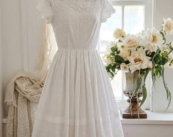 Vestido vintage Claymour Jr blanco con ojales de los años 50 / Vestido de fiesta estilo rockabilly de mediados de siglo con falda amplia / Vestido de novia romántico con escote barco, talla XS