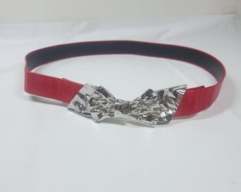 Cinturón vintage de 1986 Mimi Di N Molten Silver Bow Belt de piel sintética de lagarto rojo.