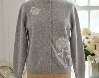 Kardigan z wełny w stylu vintage China Art Embroidery Co., ręcznie wyszywany koralikami, cekinami i kwiatowym wzorem, rozmiar 40, perłowe guziki, podszewka z octanu, lata 50.
