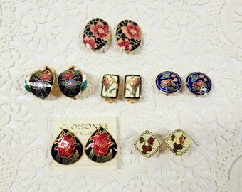 Pendientes de clip vintage de cloisonné floral de los años 70, lote de 6 pares, esmalte tono dorado.