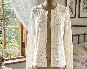 Kardigan z dzianiny w stylu vintage z lat 60. w kolorze kremowym | Delikatny, koronkowy sweter zapinany na guziki | Estetyczny element warstwowy w stylu Cottagecore | Modna babcia z połowy wieku