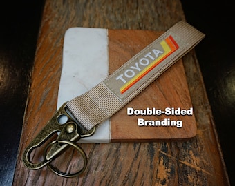 Cordino portachiavi Toyota vintage a righe marrone chiaro, accessorio a clip in metallo in ottone antico