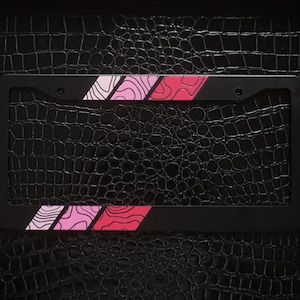 Marco de matrícula con rayas retro topográficas rosas para Toyota TRD, ajuste universal.
