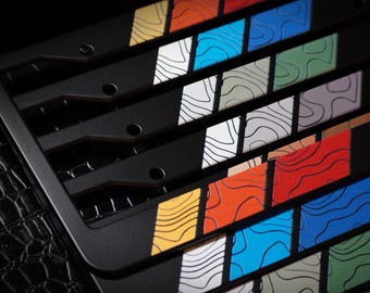 Marco de matrícula de aluminio con rayas retro tricolores topográficas para Toyota TRD