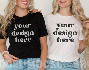 Puede incluir: Dos mujeres con camisetas negras y blancas con el texto "your design here" impreso en la parte delantera. Ambas llevan pantalones vaqueros azules.
