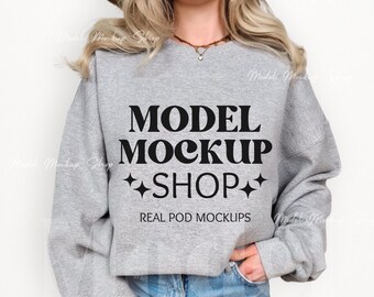 Maqueta de sudadera deportiva gris Gildan 18000, maqueta de sudadera con cuello redondo gris G180, maqueta de modelo real, maqueta de suéter gris informal simple