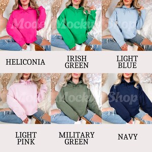 Op de afbeelding: Een set van tien verschillende gekleurde hoodies. De kleuren zijn: Heliconia, Iers groen, lichtblauw, lichtroze, legergroen, marine.