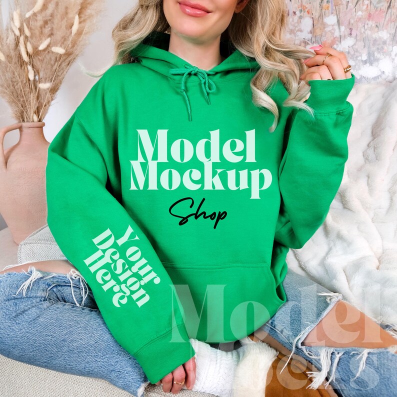 Op de afbeelding: Een felgroen hoodie met de tekst "Model Mockup Shop" gedrukt op de voorkant en "Your Design Here" gedrukt op de linkermouw.