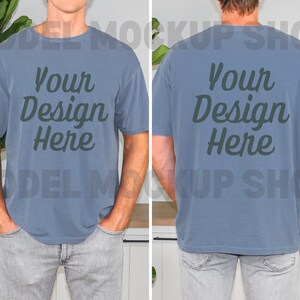 Peut inclure: Un t-shirt bleu &agrave; manches courtes et col rond. L'avant et l'arri&egrave;re du t-shirt ont le texte "Your Design Here" imprim&eacute; en vert fonc&eacute;.