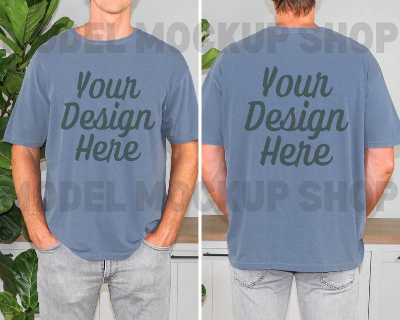 Peut inclure: Un t-shirt bleu &agrave; manches courtes et col rond. L'avant et l'arri&egrave;re du t-shirt ont le texte "Your Design Here" imprim&eacute; en vert fonc&eacute;.