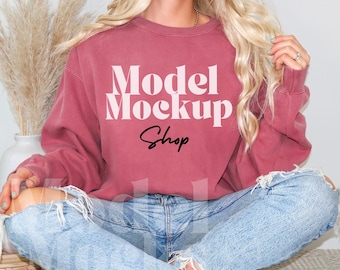 Kolory komfortowe Crimson 1566 Mockup, Bluza CC1566 Mockup, Prawdziwy model Mock, Czerwony karmazynowy okrągły dekolt Mock, Modny, swobodny, estetyczny, boho Mock