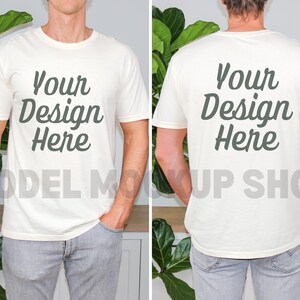 Peut inclure: Une maquette de t-shirt blanc avec le texte "Your Design Here" imprim&eacute; sur le devant et le dos. Le t-shirt est port&eacute; par une personne avec une coupe d&eacute;contract&eacute;e et d&eacute;tendue.