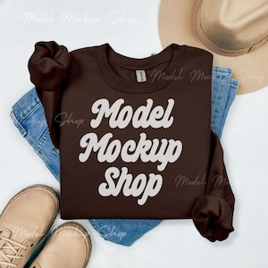 Maqueta de sudadera plana Gildan 18000 Dark Chocolate, maqueta de sudadera plana 18000, maqueta de cuello redondo marrón Gildan, maqueta de Gildan 180 Boho Flatlay