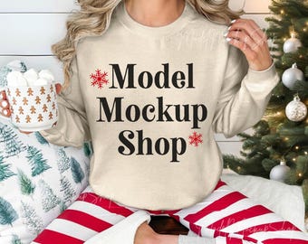 Gildan 18000 Weihnachtssand Mockup, 18000 Sand Sweatshirt Mockup, echtes Modell Mockup, trendiger ästhetischer Weihnachtspullover Mockup
