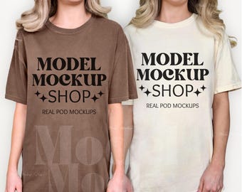 Mockup di camicia Comfort Colors 1717 Ivory & Espresso, Mockup di camicia doppia CC1717, Mockup di modello reale, Mockup di coppia di amici, Mockup di addio al nubilato