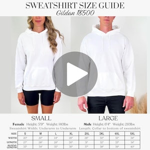 Könnte beinhalten: Weißer Gildan 18500 Sweatshirt-Größenleitfaden. Der Leitfaden enthält Maße für die Größen S bis 5XL, mit Breite, Länge und Ärmellänge in Zoll. Er zeigt eine Frau in einem kleinen Sweatshirt und einen Mann in einem großen Sweatshirt.